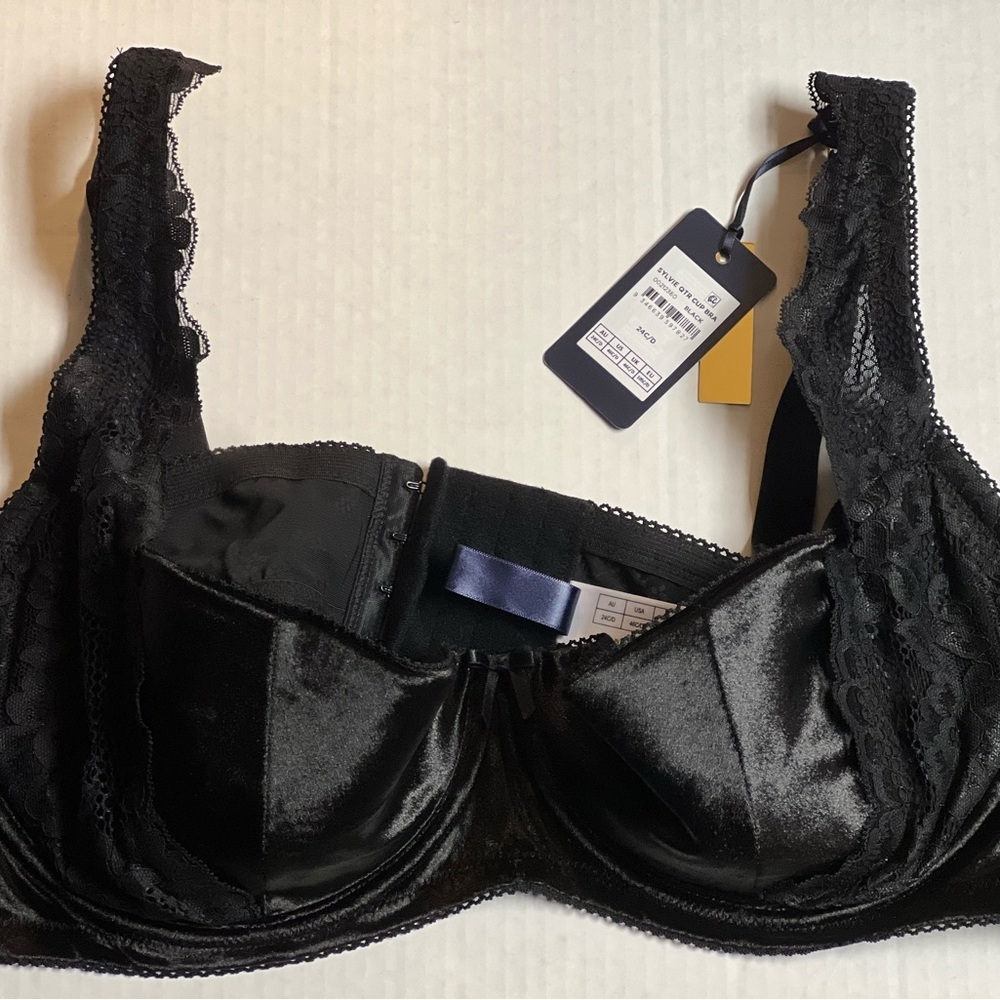 NWT  Fox & Royal black velvet and lace quartet cup bra sz. 46 D